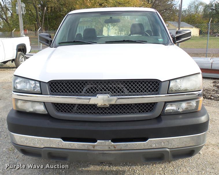image for item L7141 2004 Chevrolet Silverado 2500HD pickup truck
