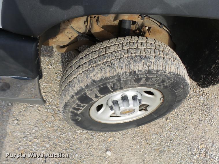 image for item L7141 2004 Chevrolet Silverado 2500HD pickup truck