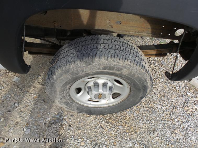 image for item L7141 2004 Chevrolet Silverado 2500HD pickup truck