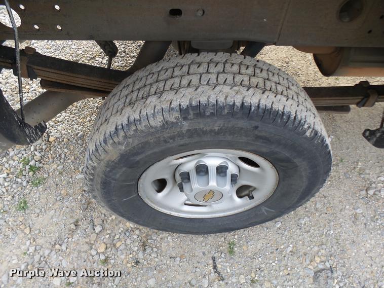 image for item L7141 2004 Chevrolet Silverado 2500HD pickup truck