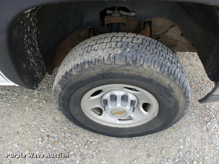 image for item L7141 2004 Chevrolet Silverado 2500HD pickup truck