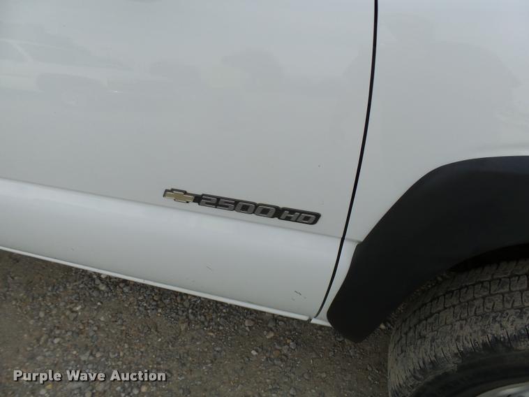 image for item L7141 2004 Chevrolet Silverado 2500HD pickup truck