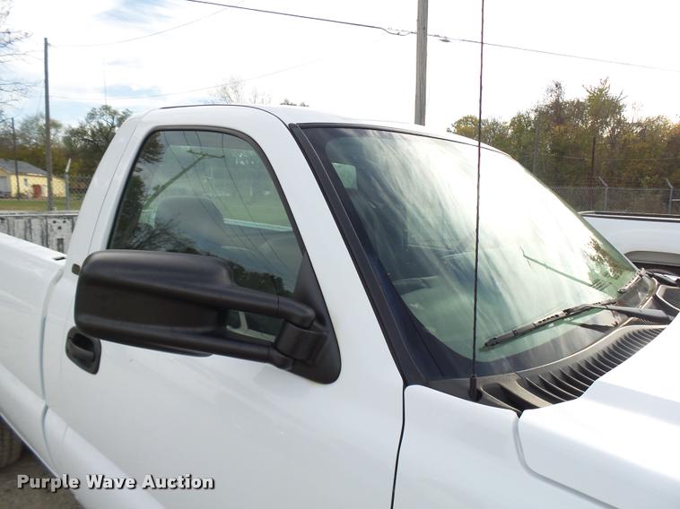 image for item L7141 2004 Chevrolet Silverado 2500HD pickup truck