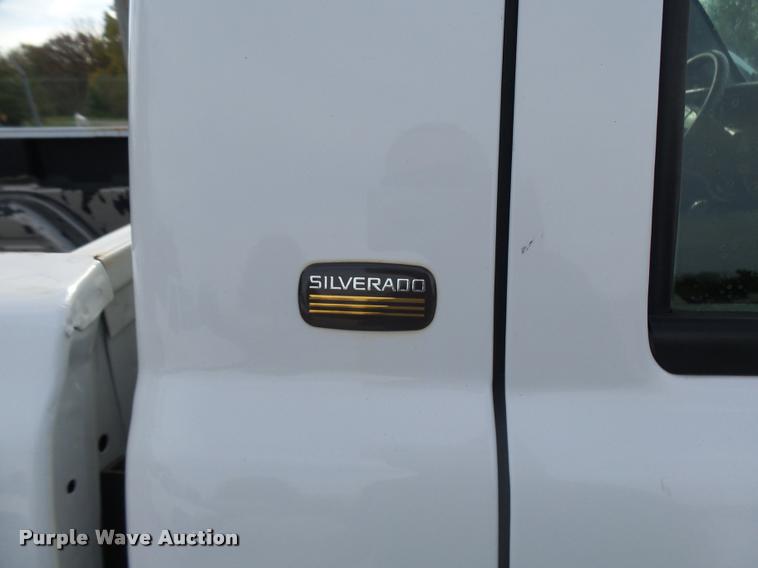 image for item L7141 2004 Chevrolet Silverado 2500HD pickup truck
