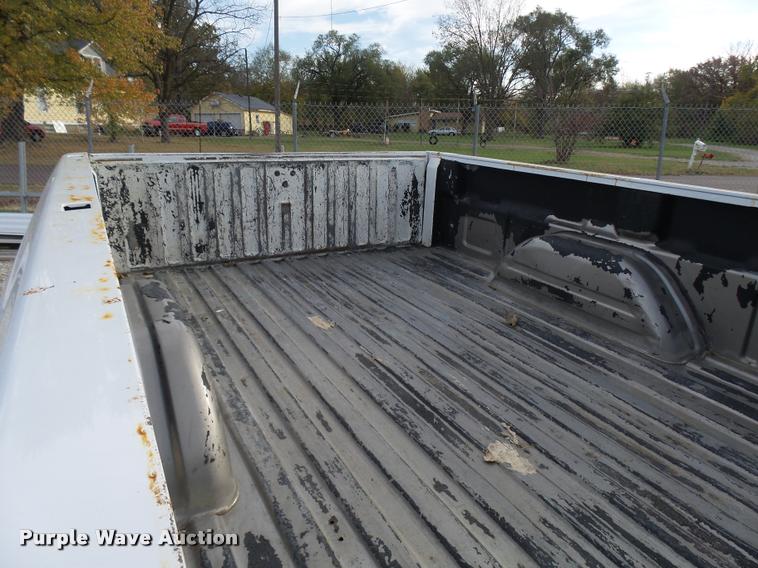 image for item L7141 2004 Chevrolet Silverado 2500HD pickup truck