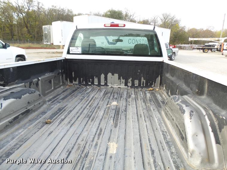 image for item L7141 2004 Chevrolet Silverado 2500HD pickup truck