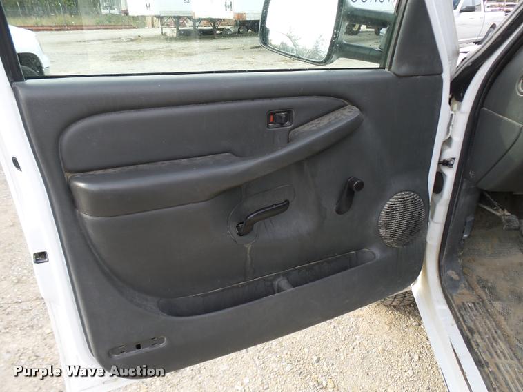 image for item L7141 2004 Chevrolet Silverado 2500HD pickup truck