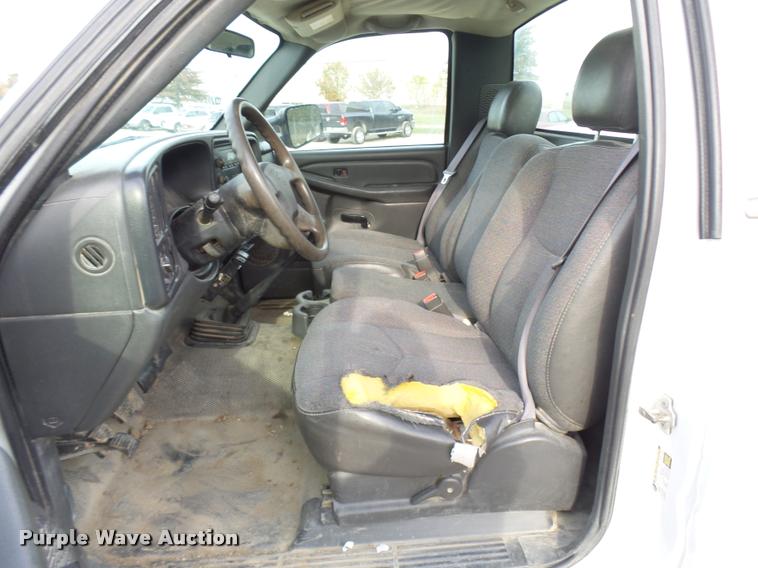 image for item L7141 2004 Chevrolet Silverado 2500HD pickup truck