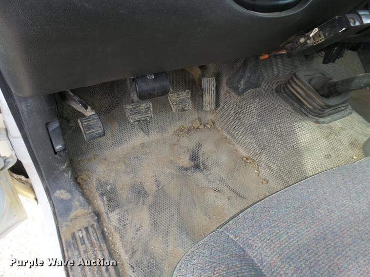 image for item L7141 2004 Chevrolet Silverado 2500HD pickup truck