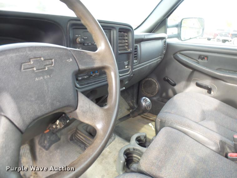 image for item L7141 2004 Chevrolet Silverado 2500HD pickup truck