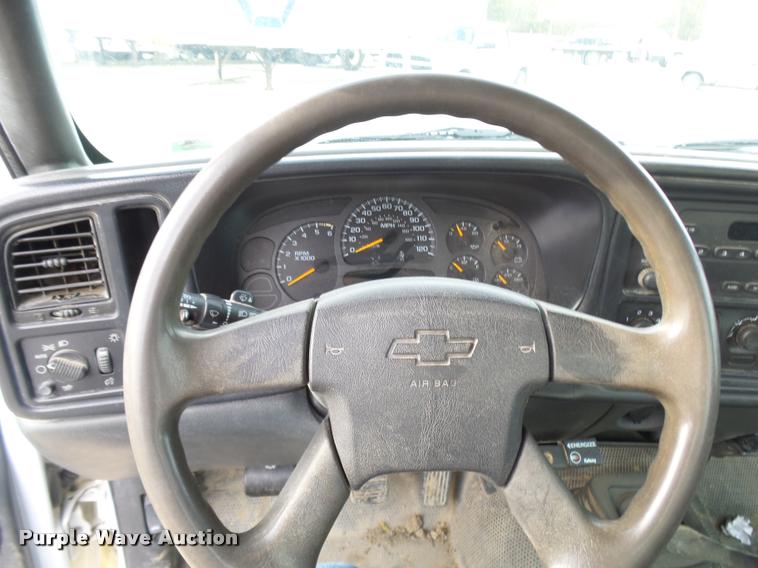 image for item L7141 2004 Chevrolet Silverado 2500HD pickup truck