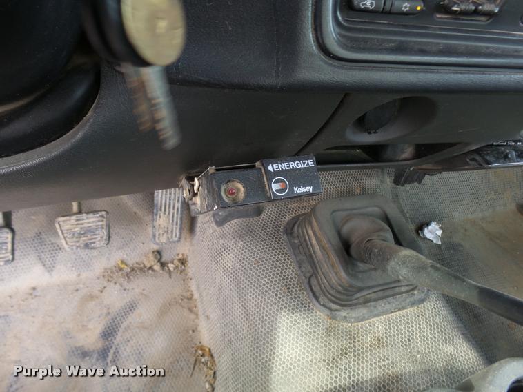 image for item L7141 2004 Chevrolet Silverado 2500HD pickup truck