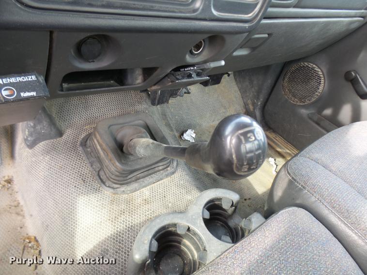 image for item L7141 2004 Chevrolet Silverado 2500HD pickup truck