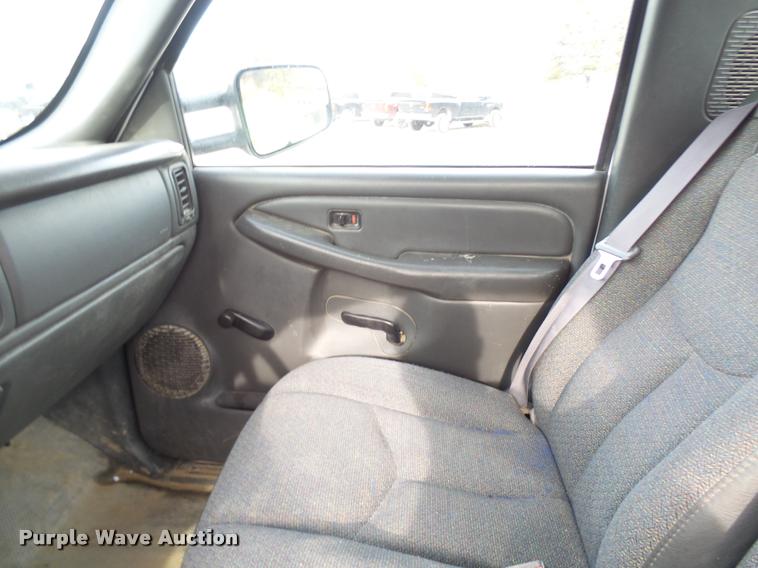 image for item L7141 2004 Chevrolet Silverado 2500HD pickup truck