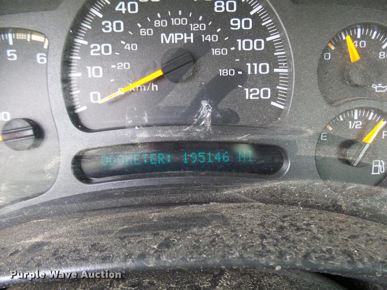 image for item L7141 2004 Chevrolet Silverado 2500HD pickup truck