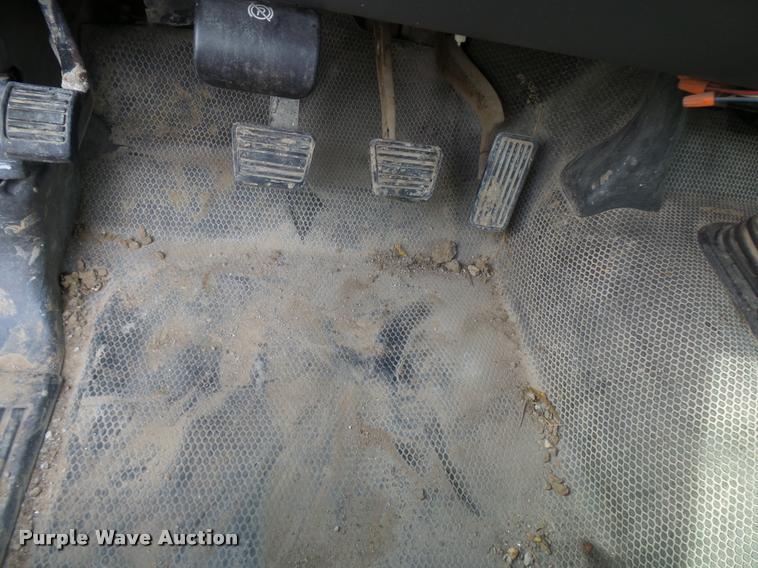 image for item L7141 2004 Chevrolet Silverado 2500HD pickup truck