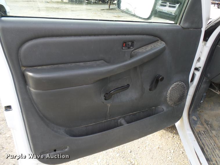 image for item L7141 2004 Chevrolet Silverado 2500HD pickup truck