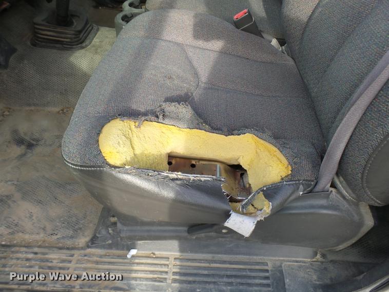 image for item L7141 2004 Chevrolet Silverado 2500HD pickup truck