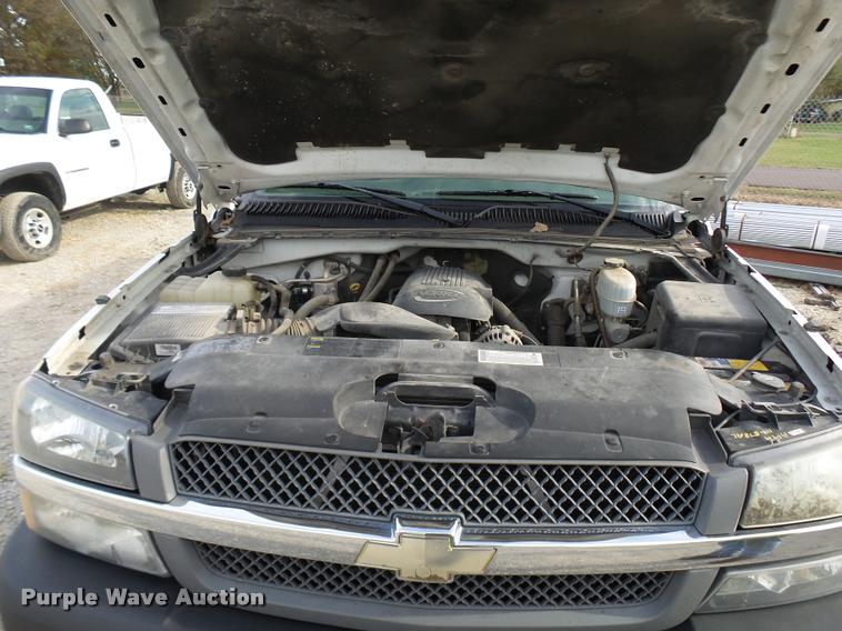 image for item L7141 2004 Chevrolet Silverado 2500HD pickup truck