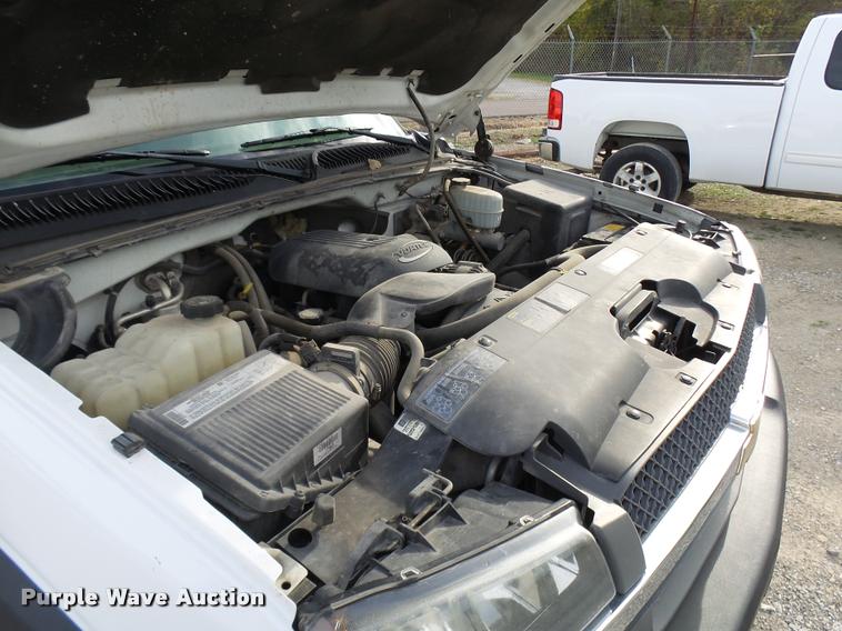 image for item L7141 2004 Chevrolet Silverado 2500HD pickup truck