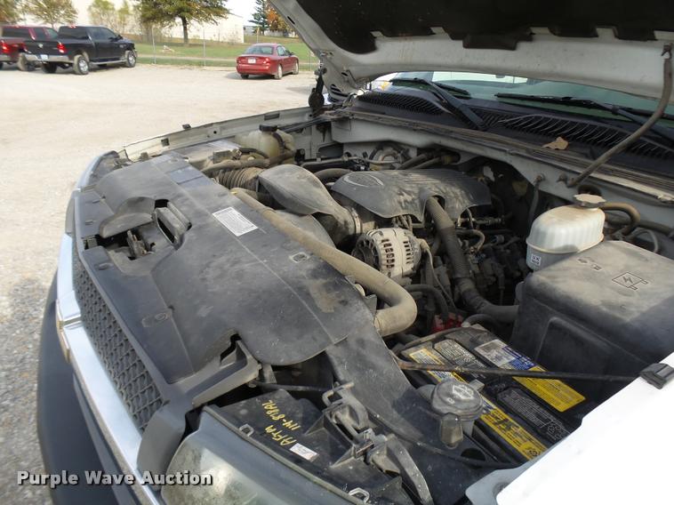 image for item L7141 2004 Chevrolet Silverado 2500HD pickup truck