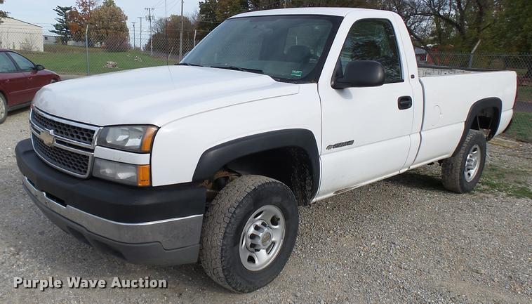 image for item L7145 2005 Chevrolet Silverado 2500HD pickup truck