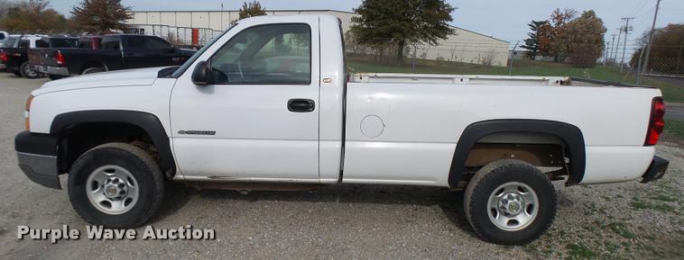 image for item L7145 2005 Chevrolet Silverado 2500HD pickup truck