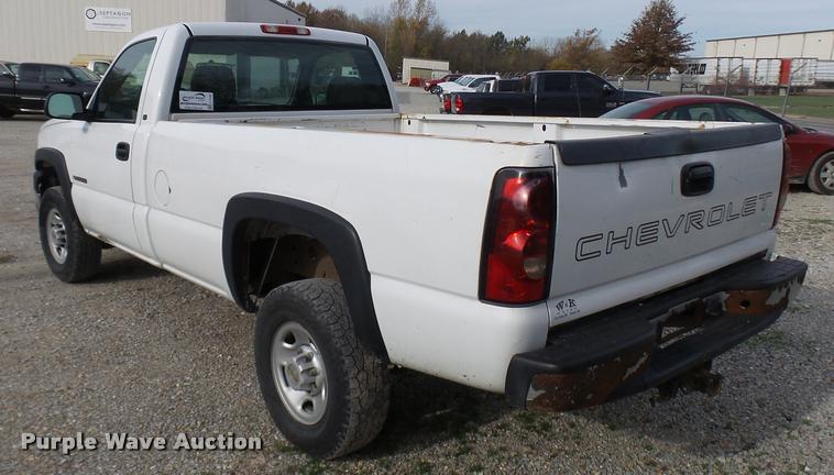 image for item L7145 2005 Chevrolet Silverado 2500HD pickup truck