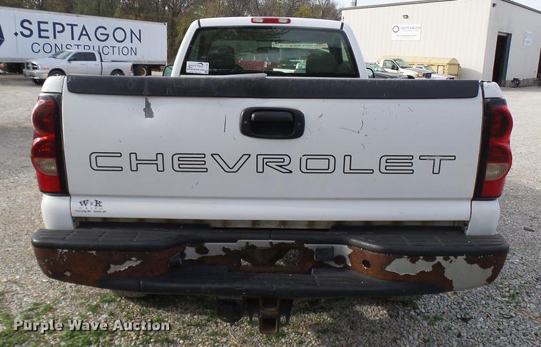 image for item L7145 2005 Chevrolet Silverado 2500HD pickup truck