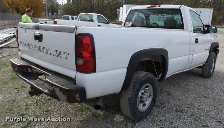 image for item L7145 2005 Chevrolet Silverado 2500HD pickup truck