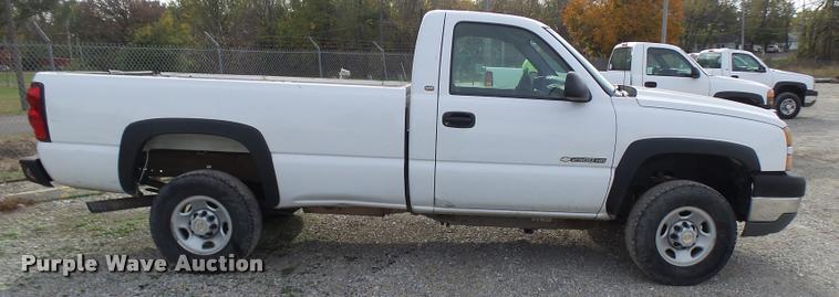 image for item L7145 2005 Chevrolet Silverado 2500HD pickup truck