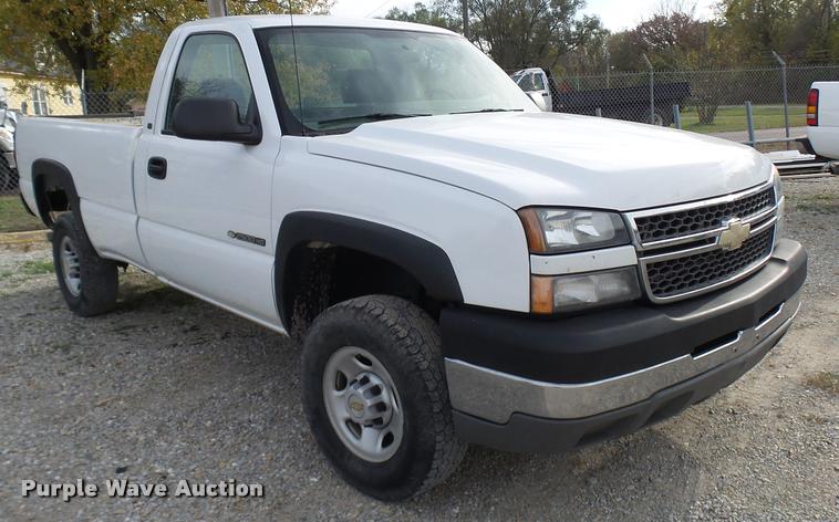 image for item L7145 2005 Chevrolet Silverado 2500HD pickup truck