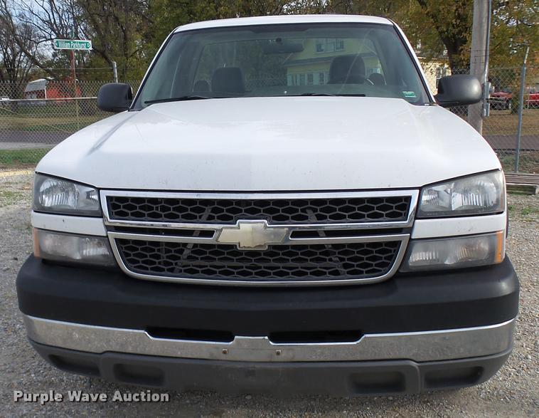 image for item L7145 2005 Chevrolet Silverado 2500HD pickup truck