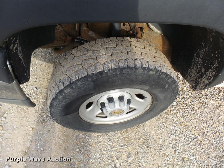 image for item L7145 2005 Chevrolet Silverado 2500HD pickup truck