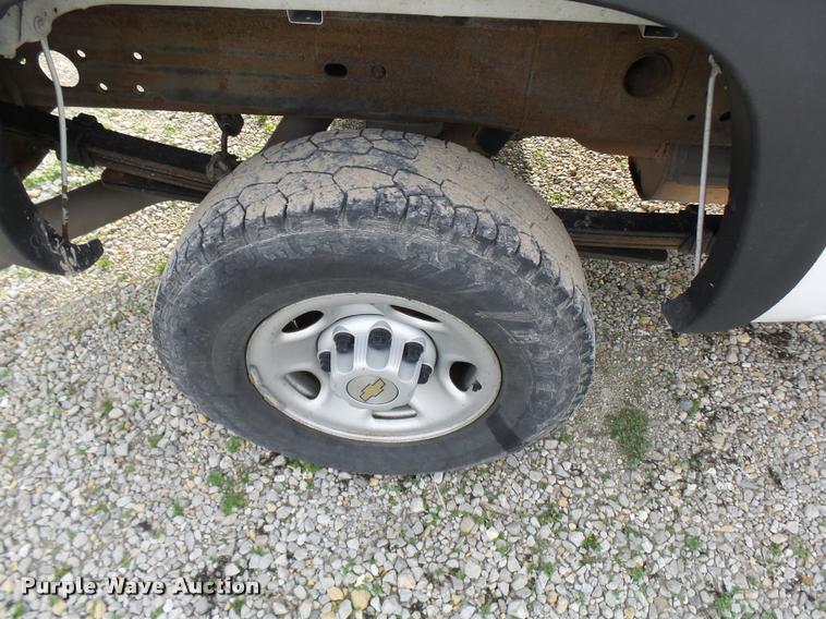 image for item L7145 2005 Chevrolet Silverado 2500HD pickup truck