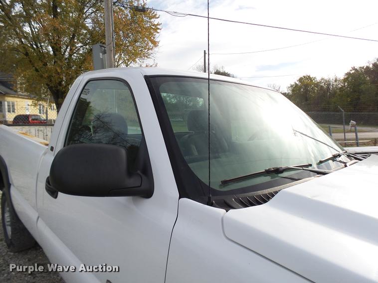image for item L7145 2005 Chevrolet Silverado 2500HD pickup truck