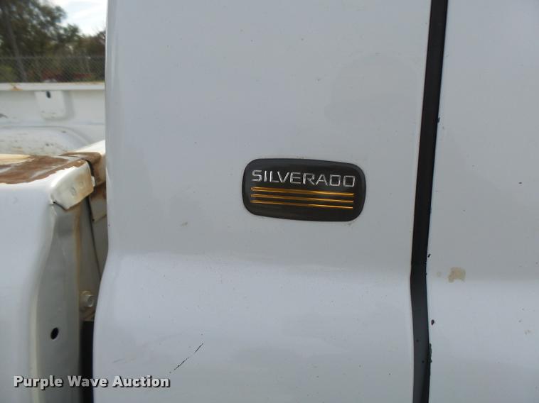 image for item L7145 2005 Chevrolet Silverado 2500HD pickup truck
