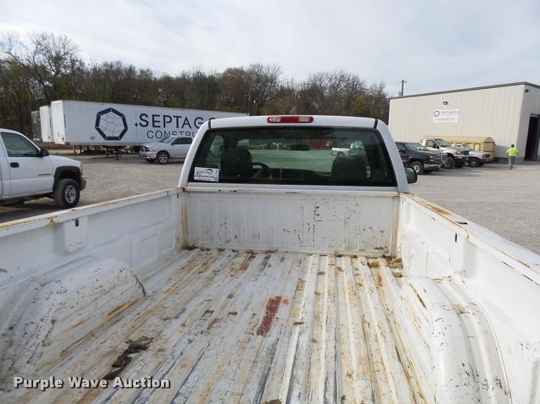image for item L7145 2005 Chevrolet Silverado 2500HD pickup truck