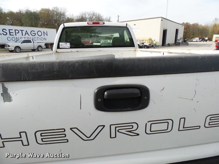 image for item L7145 2005 Chevrolet Silverado 2500HD pickup truck