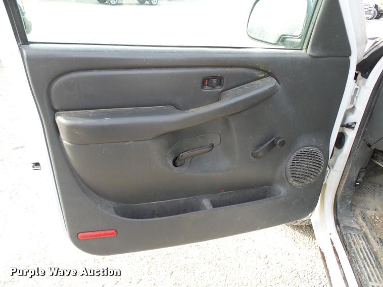 image for item L7145 2005 Chevrolet Silverado 2500HD pickup truck