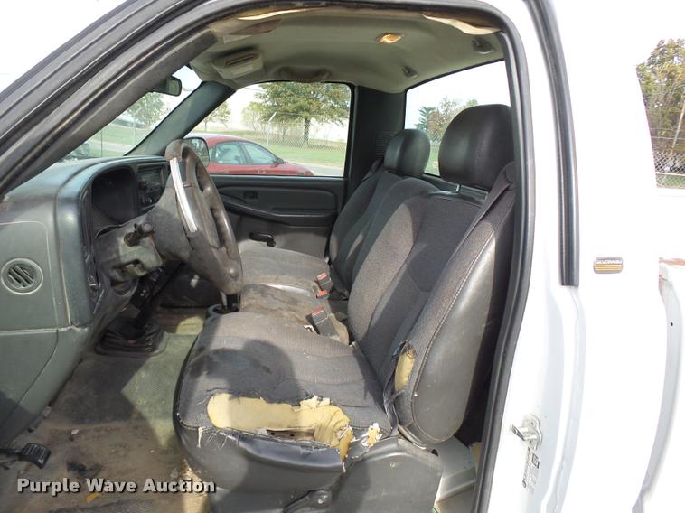 image for item L7145 2005 Chevrolet Silverado 2500HD pickup truck