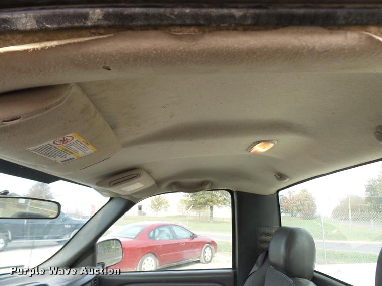 image for item L7145 2005 Chevrolet Silverado 2500HD pickup truck