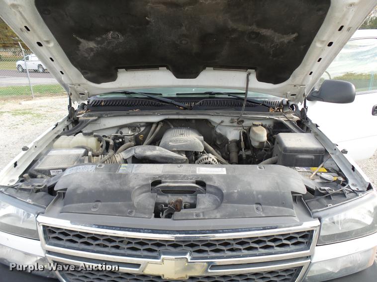 image for item L7145 2005 Chevrolet Silverado 2500HD pickup truck