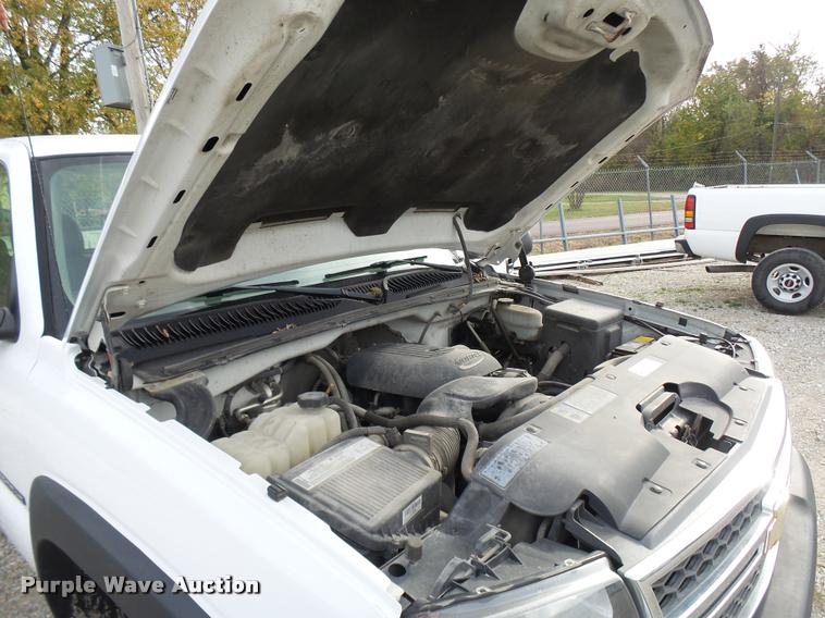 image for item L7145 2005 Chevrolet Silverado 2500HD pickup truck