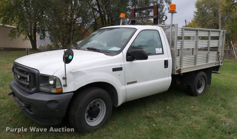 image for item L7146 2004 Ford F250 Super Duty flatbed pickup truck