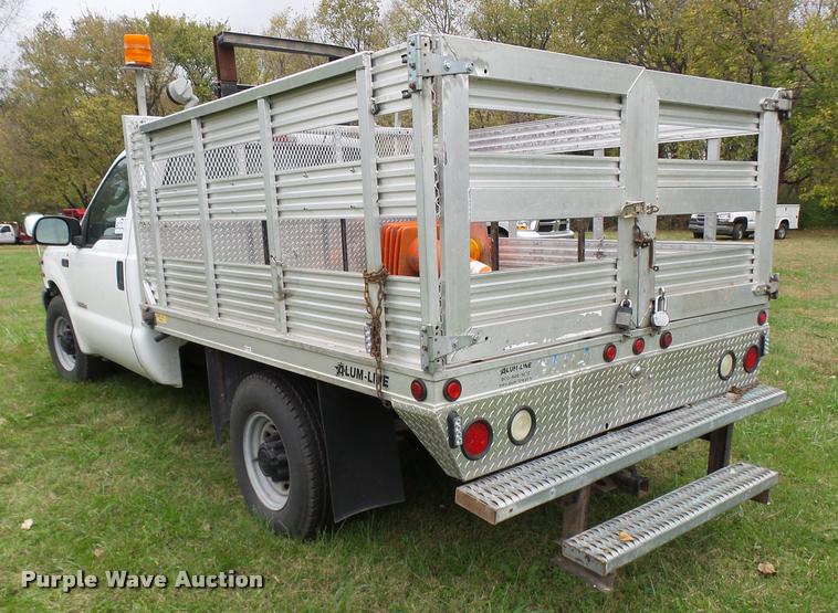 image for item L7146 2004 Ford F250 Super Duty flatbed pickup truck