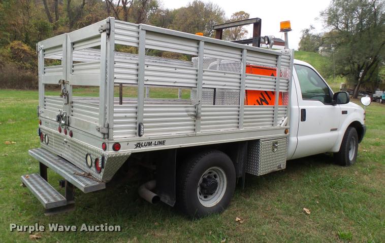 image for item L7146 2004 Ford F250 Super Duty flatbed pickup truck