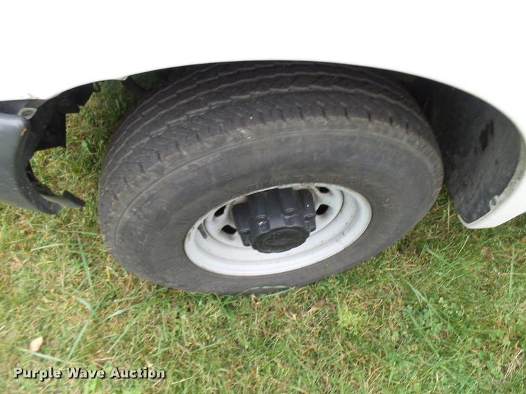 image for item L7146 2004 Ford F250 Super Duty flatbed pickup truck