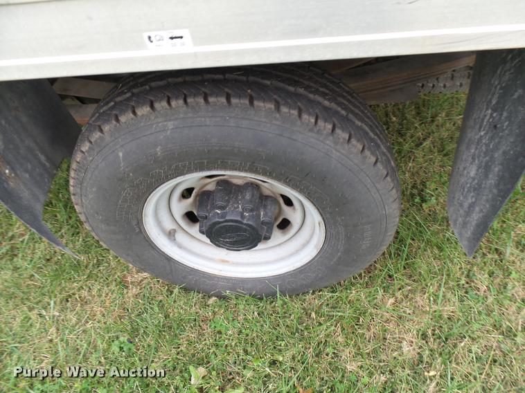 image for item L7146 2004 Ford F250 Super Duty flatbed pickup truck