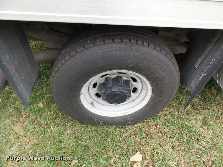 image for item L7146 2004 Ford F250 Super Duty flatbed pickup truck